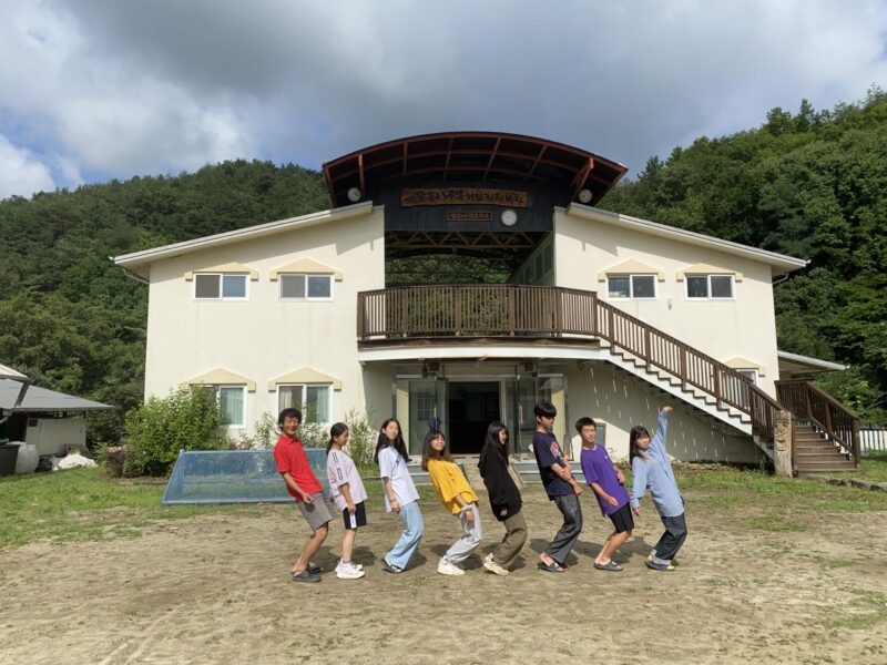 작은학교 강당 앞에서